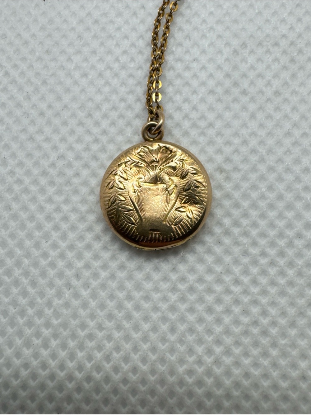 READ Vintage 10K Gold Child Locket Etched Vase Flower Leaf Pendant Necklace 13”